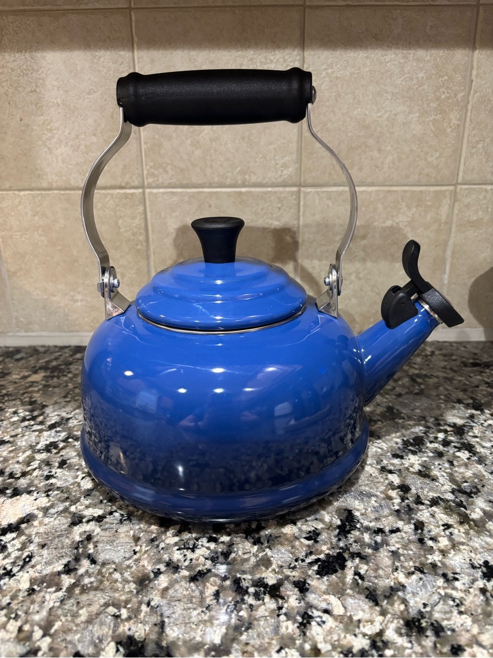 🩵SALE🩵Le Creuset Lapis Whistling Tea Kettle with Heat-Resistant Handle